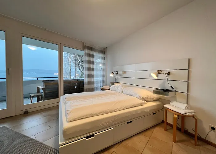 Kleines Seeapartment شقة