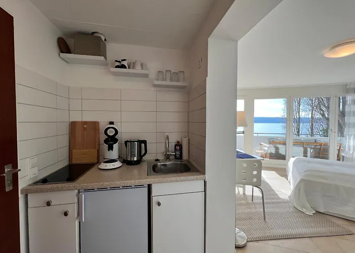 Kleines Seeapartment شقة